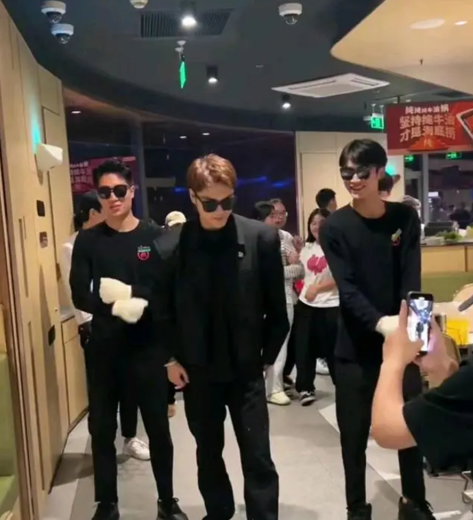 朱梓驍海底撈跳“科目三”，朱梓驍名字打分，解析