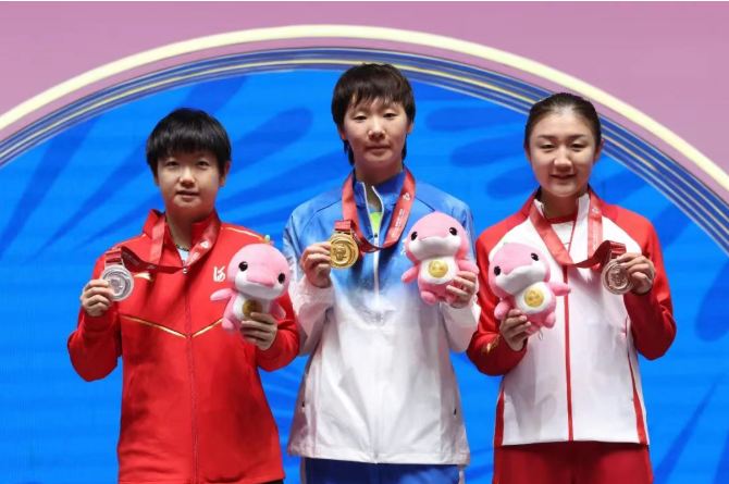 王曼昱孫穎莎陳夢登上領(lǐng)獎(jiǎng)臺(tái)合影：王曼昱名字測試打分，解析!